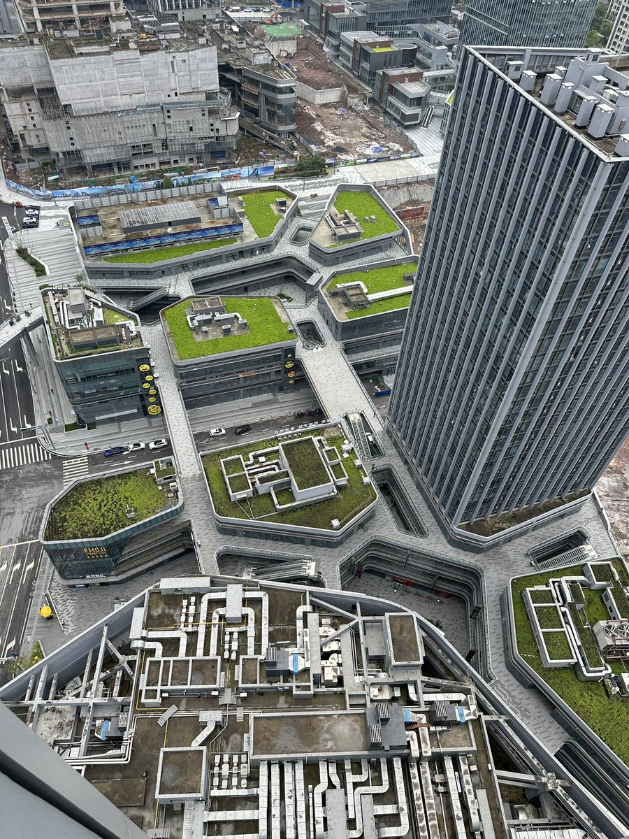 It’s hard to believe all these buildings are constructed in recent three years. When we moved in two years ago, this area is still a big construction site. They just finished their job so fast! #Chongqing #centralpark