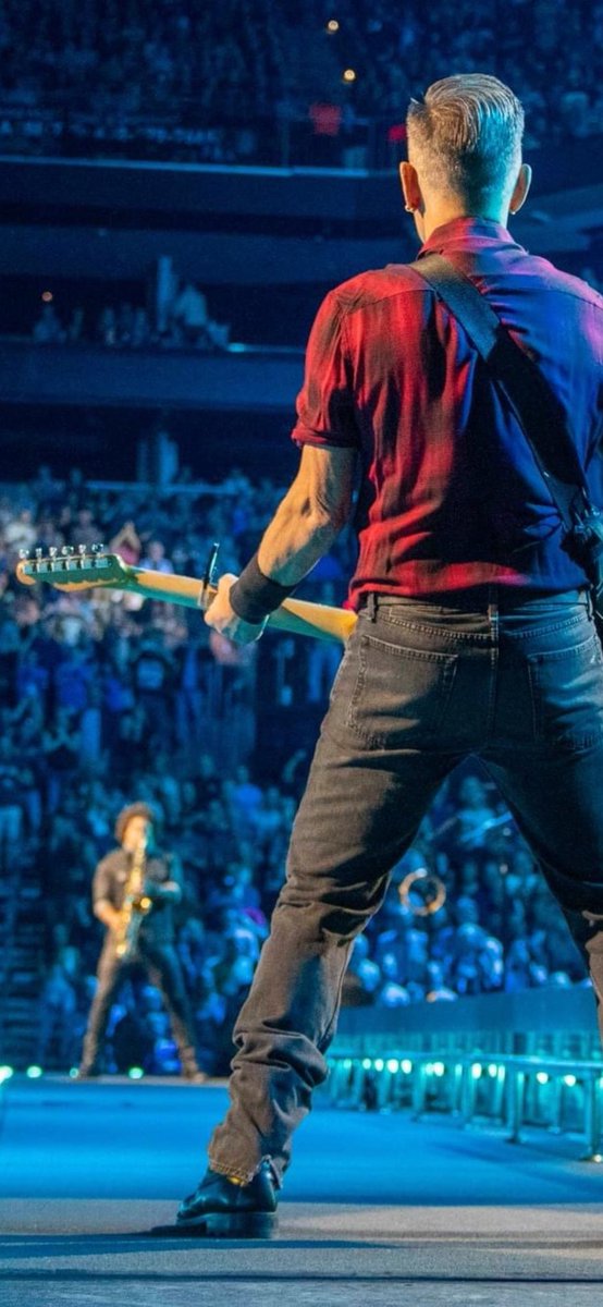 “…I'm stranded in the jungle
Taking all the heat
they was giving…”

❤️🎸🇺🇸🎷🇮🇹❤️

#FromItalyForBruce
#Springsteen 
#SpringsteenTour2023
#SpringsteenTour2024
#Buongiorno 
#8Aprile  
📸 : @redemartin