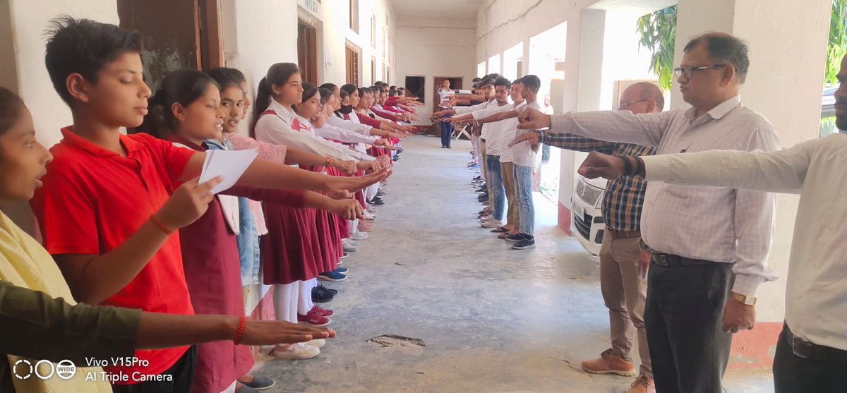 नेशनल इंटर कॉलेज बड़हलगंज विद्यालय मे मतदान प्रतिशत बढ़ाने के लिए छात्रों और अध्यापकों को शपथ दिलाई गई