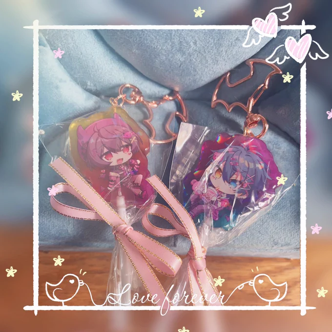 りつみかちゃんの丸ごとキャンディアクキー届いた〜表面はホログラム加工してて背景は半透明のグラデーションで光当たるすごく美味しそうに光るんです 