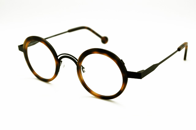 isemegane's tweet photo. ユーモラスなラウンド型、二重の曲線ブリッジがより表情を豊かにしてくれるフランスのアンバレンタイン
レンズの面積も広くサングラスや遠近両用として多様な場面で活躍します
FADO U104
#anneetvalentin #アンバレンタイン #isemegane
#伊勢メガネ #fado https://t.co/wEcdlI2xWF