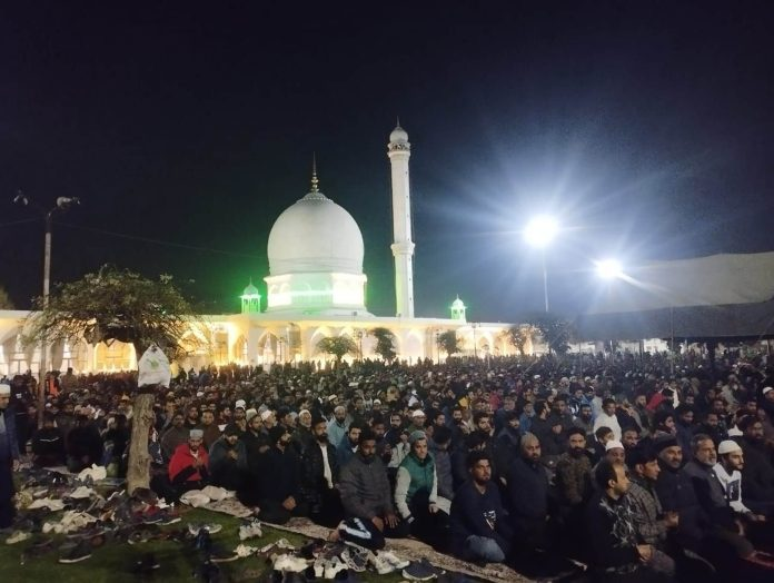 The Lailat-ul-Qadr were observed across the #Kashmir valley with religious fervour. 

Thread 

The largest gatherings were held at the #Hazratbal shrine on the banks of the #DalLake, where thousands of people, including men and women, assembled.