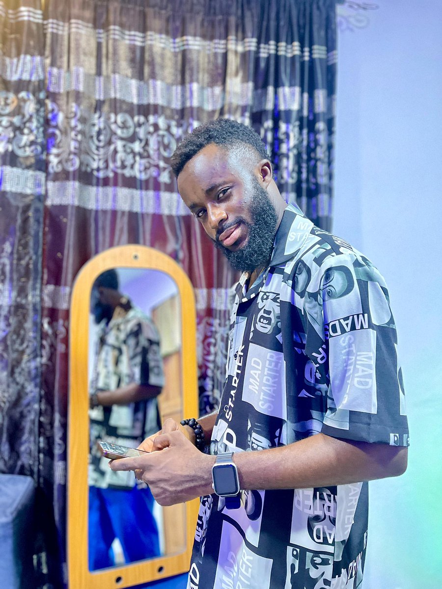 CzarNation's tweet photo. I buy what makes my heart sing. So, it's not that I follow one specific track. It's sort of what I like. I love colors. I love unique pieces. I love vintage clothing. That’s why I get all my vintage @vlem_co . Patronize #Vlem today …..Check thread for more🧵 https://t.co/M7wjCaIiju