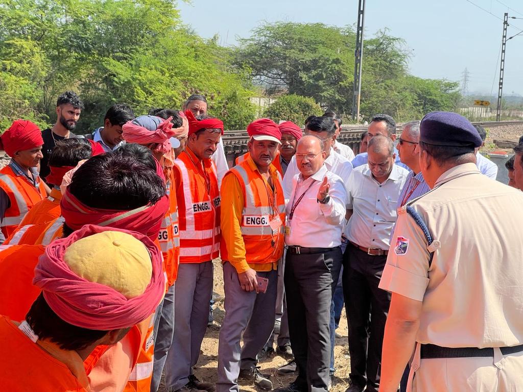 Today, Inspected bridge no-61 &amp; interacted with track maintainer staff in Gurgaon- Garhi Harsaru section.