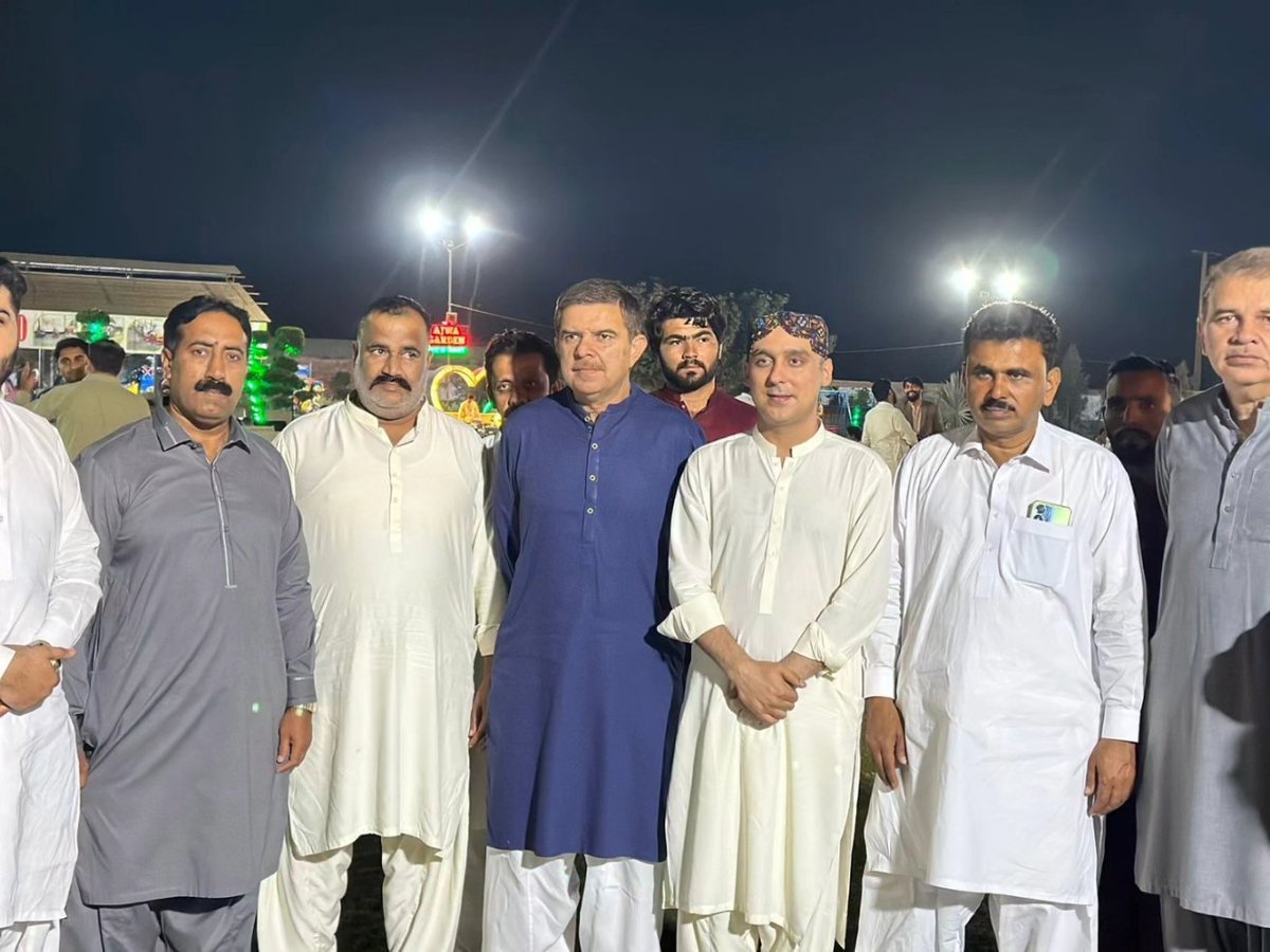 AnumBalouchPPP's tweet photo. پیپلزپارٹی امیدوار قومی اسمبلی حلقہ #NA148 
سید علی قاسم گیلانی کی ایم پی اے ملک واصف مظہر راں کے ہمراہ ملک غضنفر راں اور رانا صفدر کیطرف سے دیئے گئے عشائیہ میں شرکت کی 
اس موقع پر ملک عاطف مظہر راں،ملک نقاش راں، انتظار قریشی و دیگر بھی ہمراہ موجود
@KasimGillani https://t.co/ORW03y4JSB