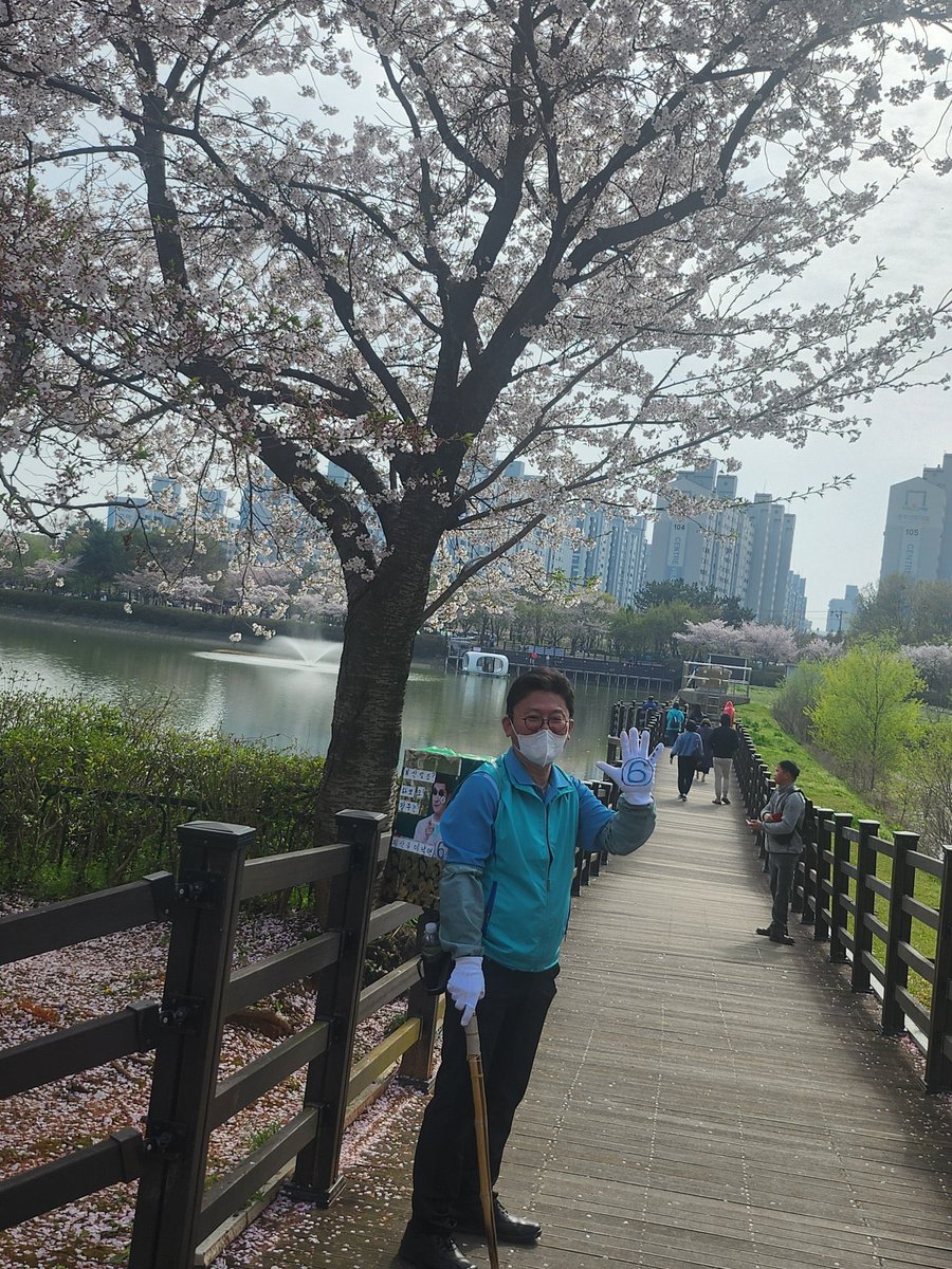 <특별한 분들께 특별한 감사를>
요즘 광산구에 특별한 사람들이 나타나고 있습니다. 
우리 당의 색깔인 터키블루 색의 옷이나 액세서리를 한 채, 광산구 곳곳을 다니며 봉사활동을 하고, 쓰레기를 줍고, 택시를 타거나 상점에서 물건을 구입하는 그분들은 모두 우리 새로운미래의 지지자분들입니다.