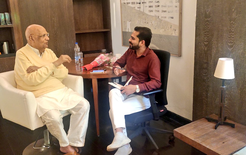 jatinjournalist's tweet photo. कुछ खट्टे- कुछ मीठे सवालों के साथ,बचपन से लेकर अब तक का हाल बड़े ही मजाकिया अंदाज में सुनाया @RtHonLordPaulPC जी ने। साथ ही सफलता की सीढ़ियों पर चढ़ने का गुरुमन्त्र भी दिया ❤️🙏
#lordSwrajPaul #caparo
@wlv_uni @HCI_London https://t.co/jmFwxKHKBH