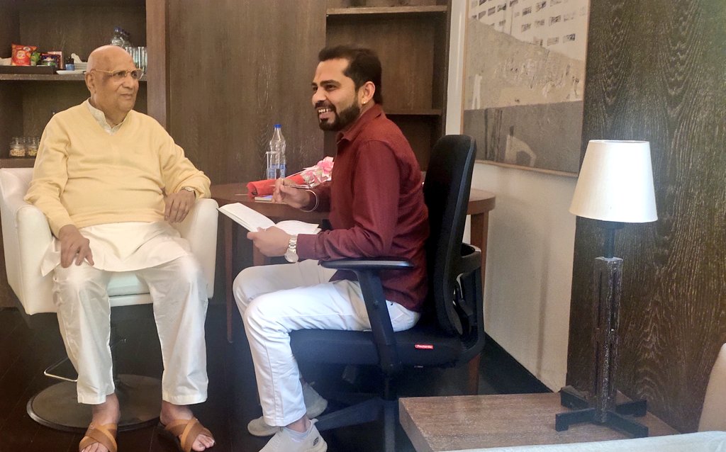 jatinjournalist's tweet photo. कुछ खट्टे- कुछ मीठे सवालों के साथ,बचपन से लेकर अब तक का हाल बड़े ही मजाकिया अंदाज में सुनाया @RtHonLordPaulPC जी ने। साथ ही सफलता की सीढ़ियों पर चढ़ने का गुरुमन्त्र भी दिया ❤️🙏
#lordSwrajPaul #caparo
@wlv_uni @HCI_London https://t.co/jmFwxKHKBH