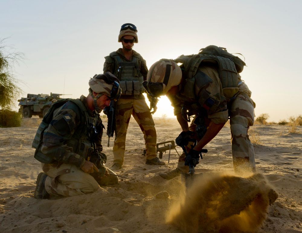 Le 8 avril 2013 – Inaïs (Mali) Des sapeurs du 31e régiment du génie (31e RG) exhument une cache d'armes enfouie dans le sable dans la vallée d'Inaïs. Réf. : 2013ECPA006L104_012 © Jérémy Lempin/ECPAD/Défense @armees_gouv @armeedeterre #ecpad