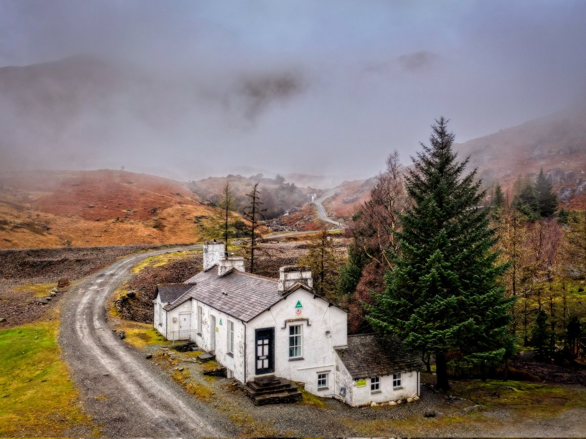 Morning everyone hope you are well. One of the quieter valleys, walking up the miners path to the Coniston fells and the old coppermines. I always think the moody weather suits this location. One of the old miners' buildings is now a YHA. Have a great day. #LakeDistrict…