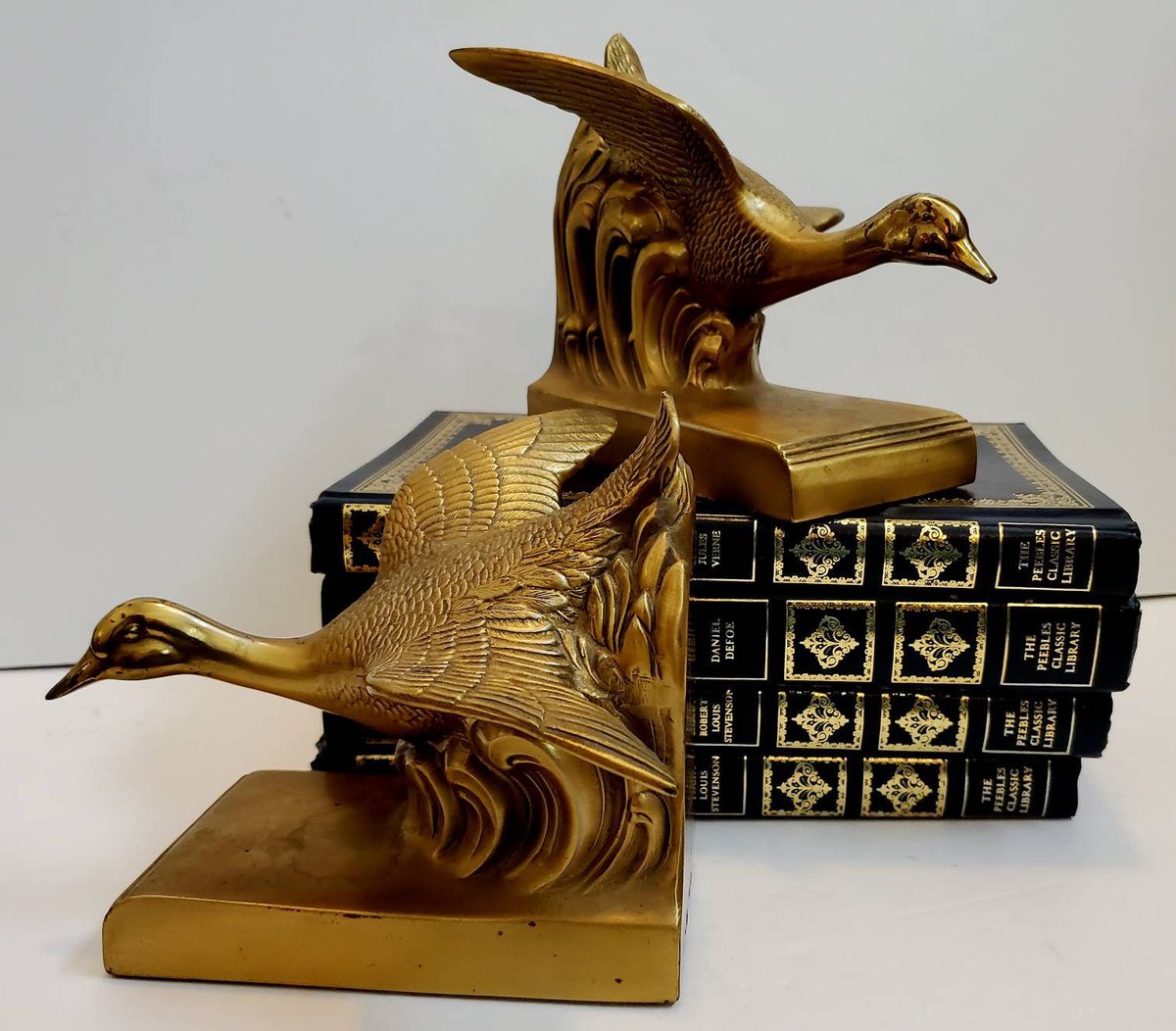 Beautiful vintage bookends perfect for any decor setting aycarambagifts.etsy.com/listing/128150… #BeautifulHomes #housebeautiful #giftforbibliophile #books #designelements #homeaccents #shopsmall #imaginationssoar #etsygifts #athomewithbooks #birds