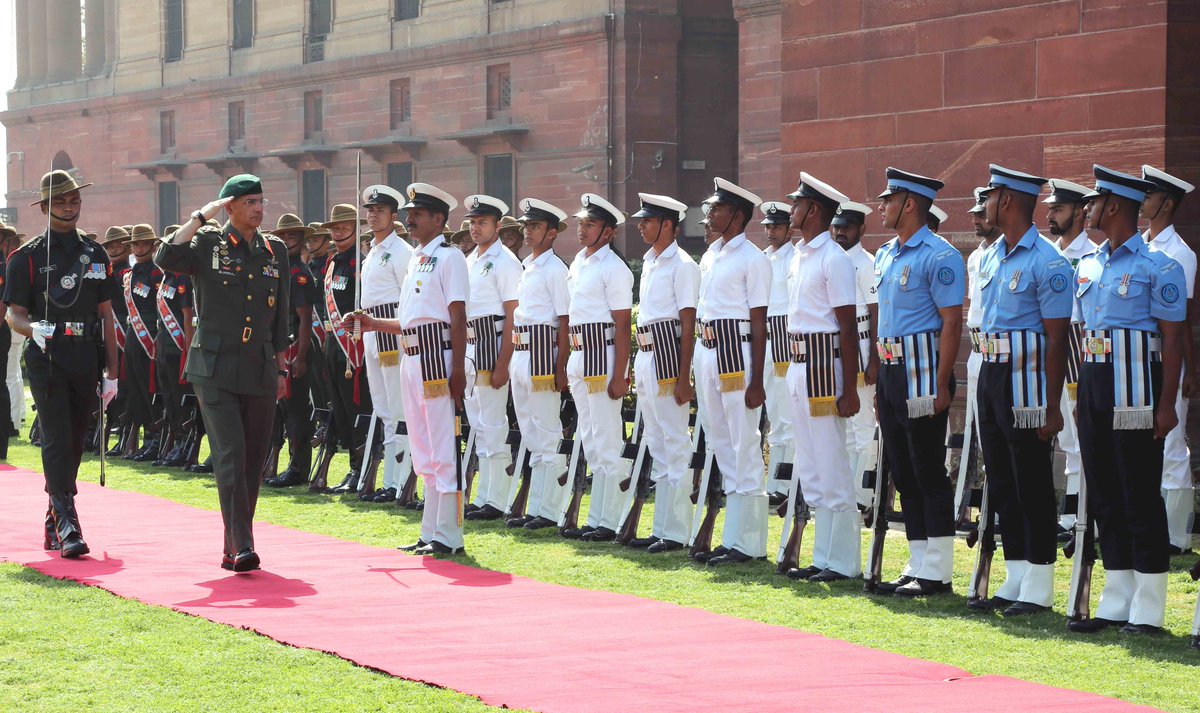 Chief of the Hellenic National Defence General Staff Gen Dimitrios Choupis, today inspected a Tri-Services' Guard of Honour at South Block Lawns, New Delhi. @rajnathsingh @giridhararamane @HQ_IDS_India @adgpi @salute2soldier @Hellenic_MOD @EmbIndiaAthens @hndgspio