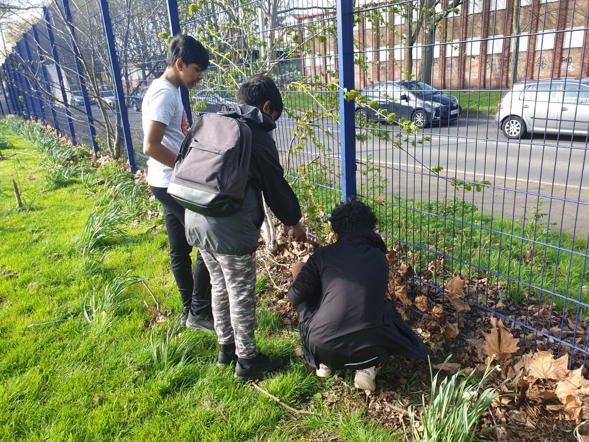 This weekend, our changemakers & staff planted £400+ worth of Summer flowering bulbs & plants to make our community greener! 🌼🌱 #GreenCommunity