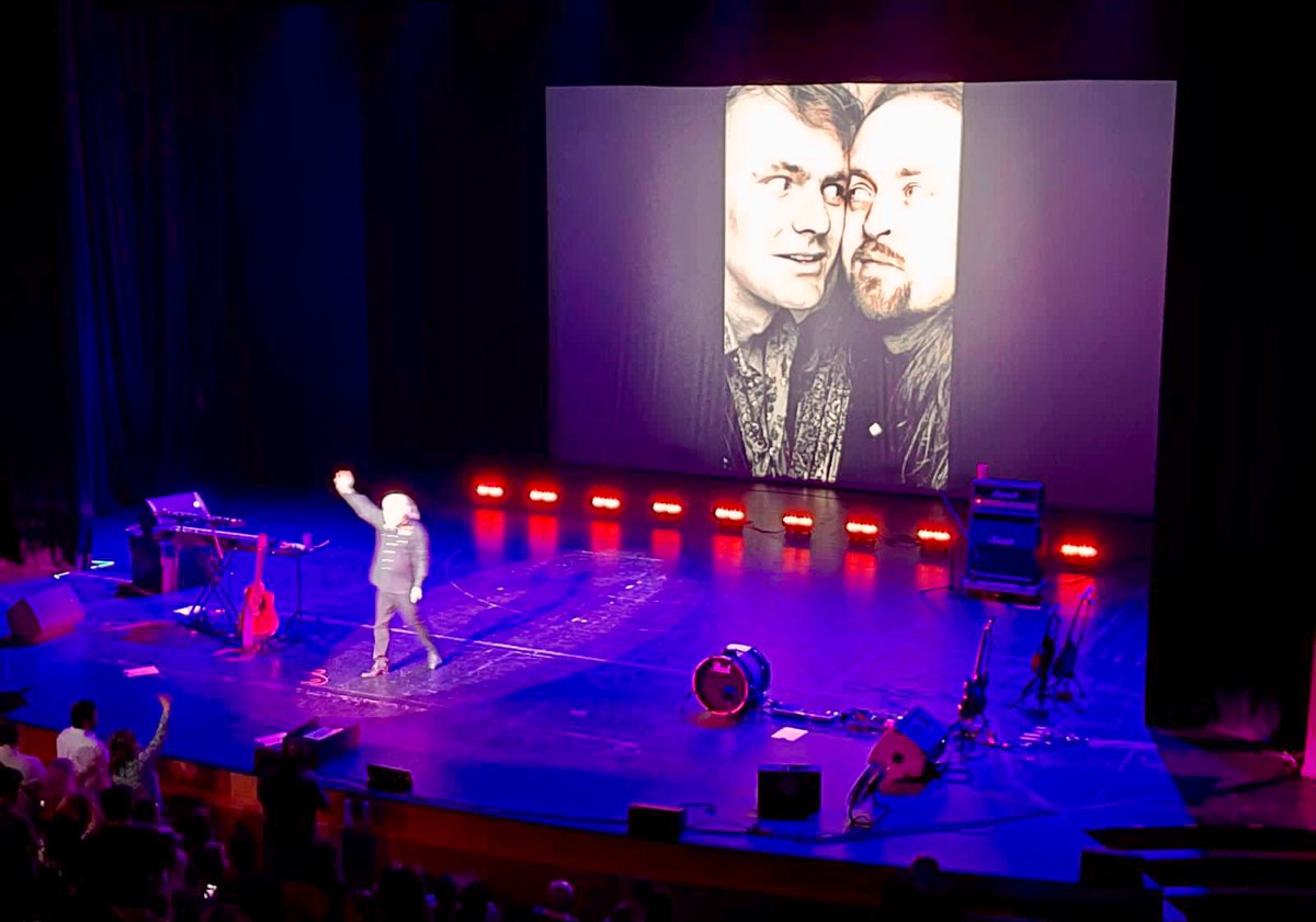 A great night with @BillBailey for his first show in #Cyprus. Music, laughs, some grumbling (‘not in a bad way’), rock balls (!), a bouzouki, a laser harp (!!) & I think even a kazoo at one point. A good night out for ‘the people of Nicosia & the surrounding area’