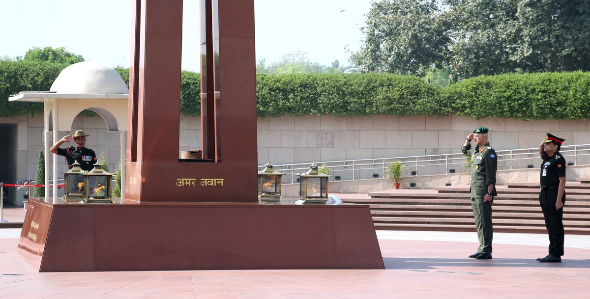 Chief of the Hellenic National Defence General Staff Gen Dimitrios Choupis, today laid a wreath and paid homage to Bravehearts at the #NationalWarMemorial, New Delhi. @rajnathsingh @giridhararamane @HQ_IDS_India @adgpi @salute2soldier @Hellenic_MOD @EmbIndiaAthens @hndgspio