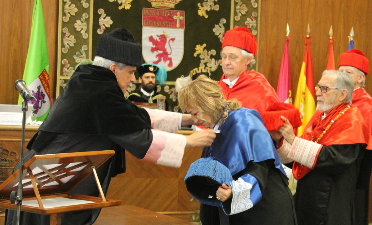 ¡Histórico momento en Unileon! La destacada científica Laura Lechuga ha sido investida como la primera mujer Honoris Causa de nuestra universidad. En esta misma ceremonia, también se han incorporado al cuadro de honor los profesores Manuel Atienza y Dionisio Llamazares.