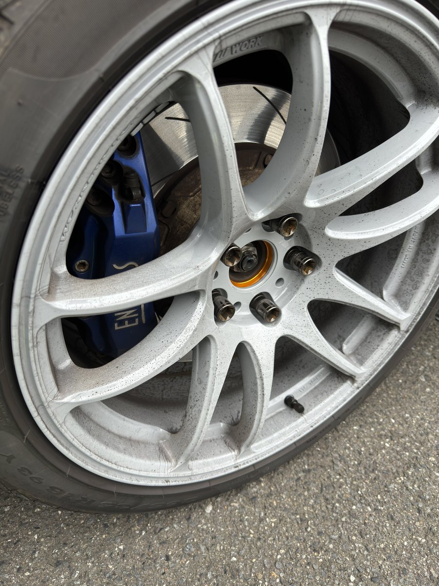 7Joker1126's tweet photo. 気付いたらいい具合にダストが積もってたのでホイール洗浄ー!
ダストがスルッと落ちて洗車が楽〜♩
#InLineimport
#セラミックコーティング https://t.co/uXATRIKgTv