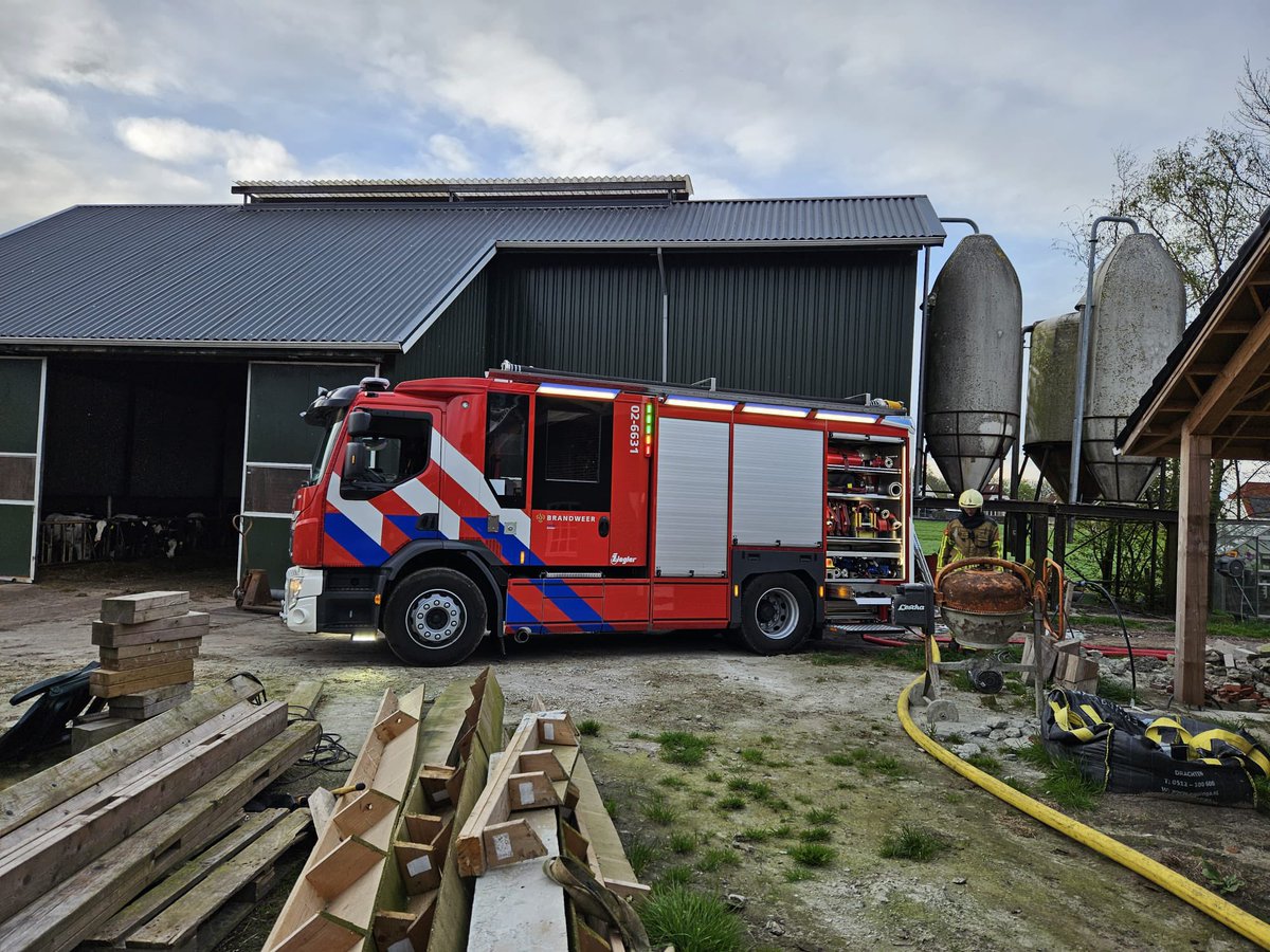Grote brand gemaakt door meldkamer. Samen met Lemmer en Scherpenzeel snel onder controle. Hoogwerker <a href="/Brw_Heerenveen/">Brandweer Heerenveen</a> heeft van boven nog controle gedaan wts <a href="/Brandweer_Joure/">Brandweer Joure</a> is niet ingezet. #koeien zijn niet in gevaar geweest