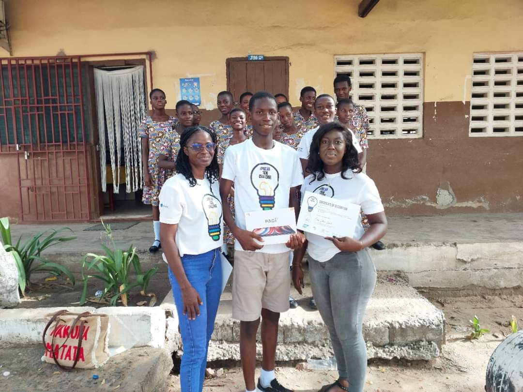 Foundation_DO's tweet image. We applaud the remarkable accomplishment of Community 8 No. 2 Junior High School, 1st Runner-up in the 2023 AfriCAN Code Challenge.

We visited their school to present a tablet for each student and a smartwatch for the teacher.

#STEM #AfriCANCodeChallenge