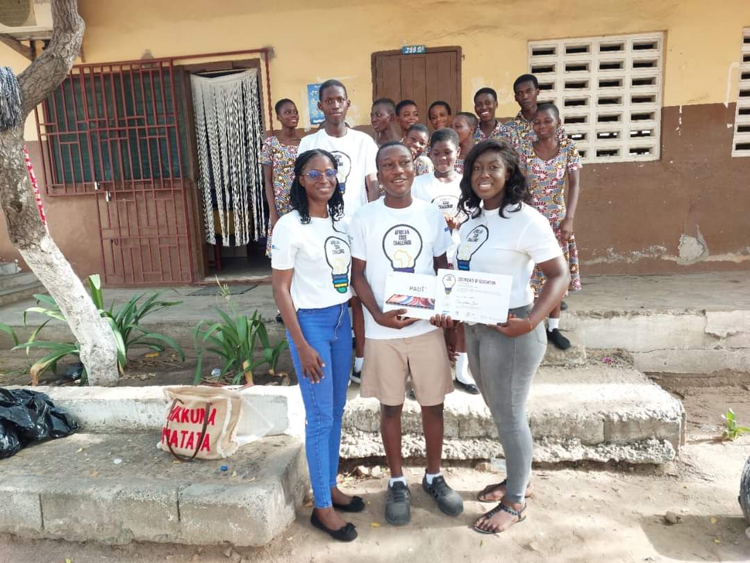 Foundation_DO's tweet image. We applaud the remarkable accomplishment of Community 8 No. 2 Junior High School, 1st Runner-up in the 2023 AfriCAN Code Challenge.

We visited their school to present a tablet for each student and a smartwatch for the teacher.

#STEM #AfriCANCodeChallenge