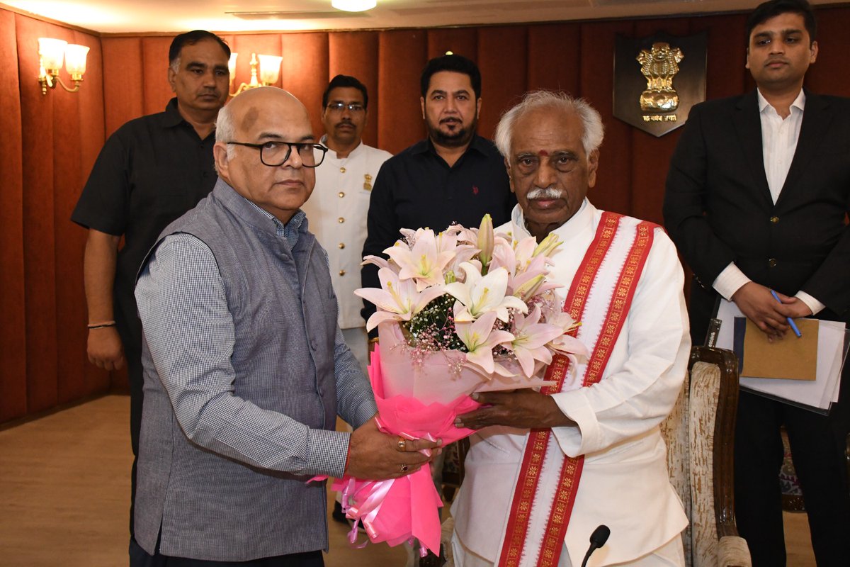 Empowering the youth through shared experiences! Hon’ble Governor of Haryana, Shri Bandaru Dattatreya, interacted with the #YuvaSangam4 participants from West Bengal.