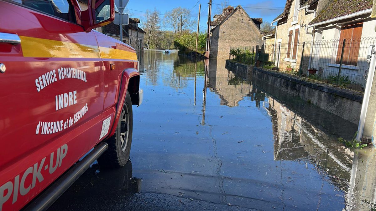 pompiers36's tweet photo. 🌧️🚒 Lors du week-end de Pâques, le département de l'#Indre a été touché par d’importantes #inondations. La mobilisation des @pompiers36 ⤵️

➡️ 300 interventions réalisées dont de nombreux sauvetages et mises en sécurité.
👨‍🚒 Au plus fort des crues, 150 sapeurs-pompiers mobilisés. https://t.co/9QIJYEgbxa