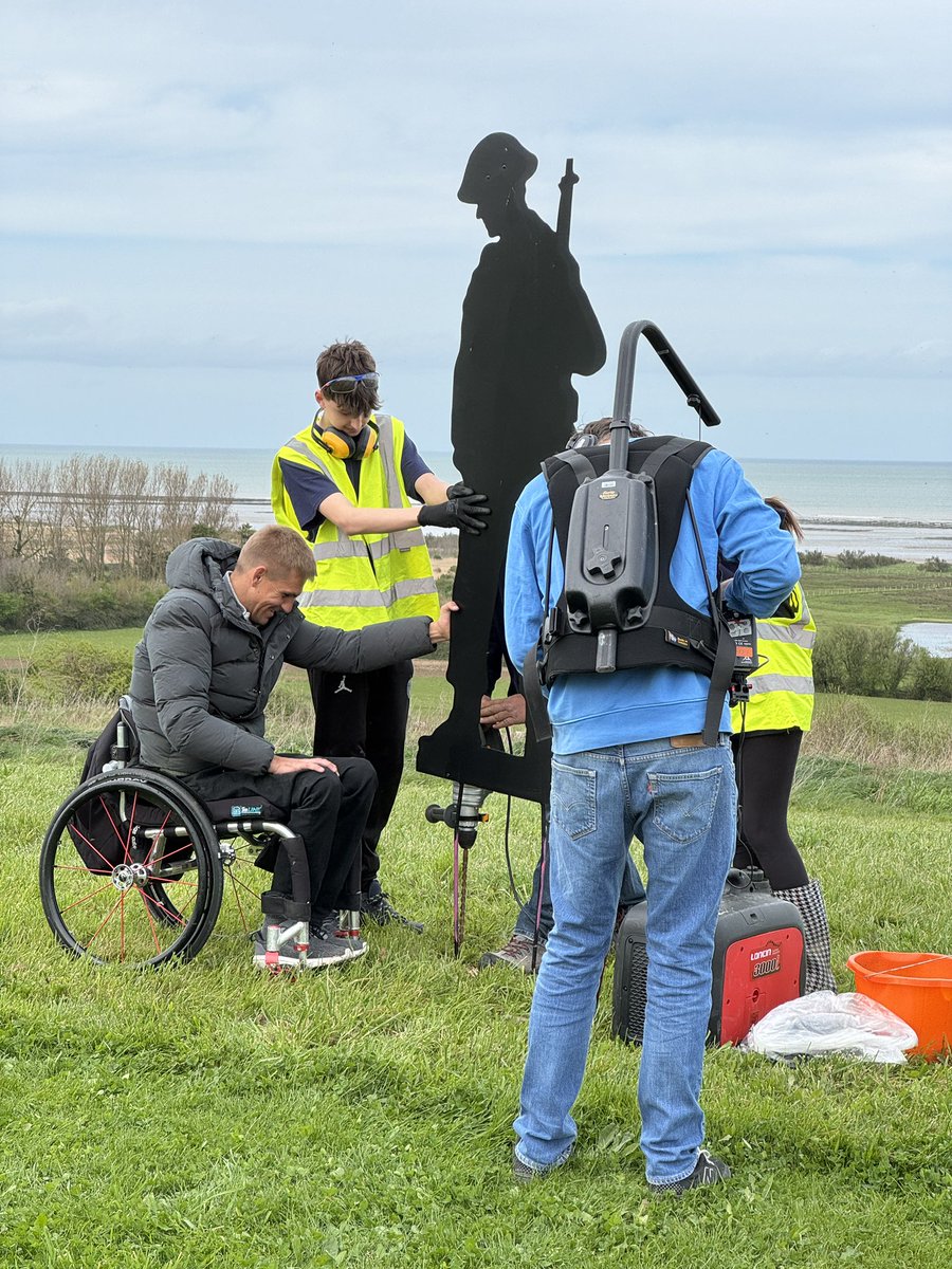 A poignant moment yesterday, as the first giant was installed at the Memorial with the help of @SteveBrownGBWR, presenter of @BBC_Travel Show. #StandingWithGiants #DDay80