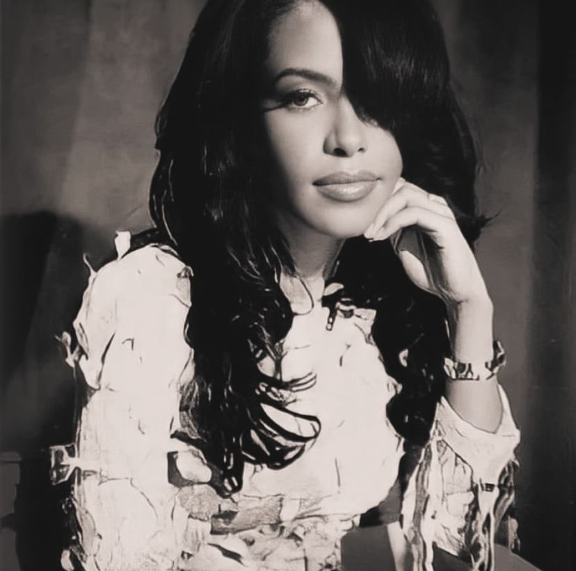 Aaliyahfacts2's tweet photo. She was truly stunning, a natural beauty.✨ https://t.co/JxtYfb0DDd