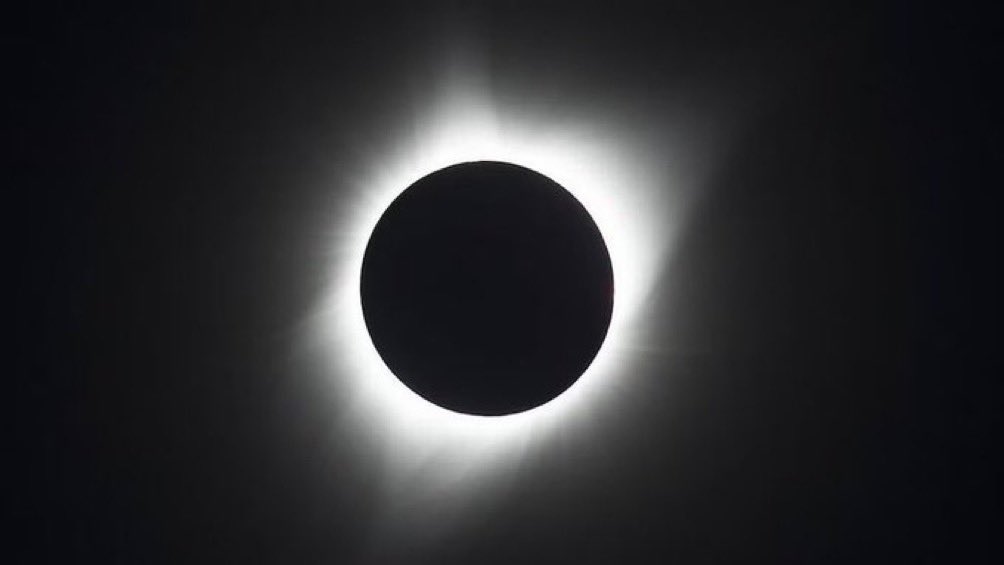 Oggi ci sarà l’eclissi solare totale. L’evento, che si verificherà tra le 18:38 e le 21:52 circa italiane, sarà visibile solo da alcune zone degli Stati Uniti, del Canada e del Messico.