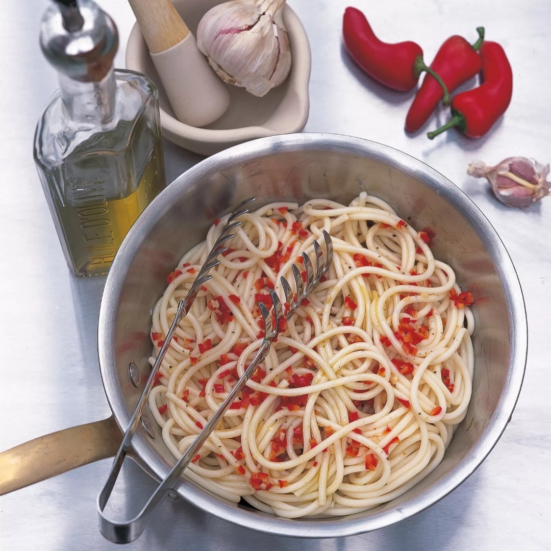 DeliaOnline's tweet photo. #recipeoftheday Spaghetti with Olive Oil, Garlic and Chilli https://t.co/UQWioMauLG. #pastarecipes #recipesfortwo #homecooking #vegetarianrecipes #meatfreemonday https://t.co/tGUoBUw8BR