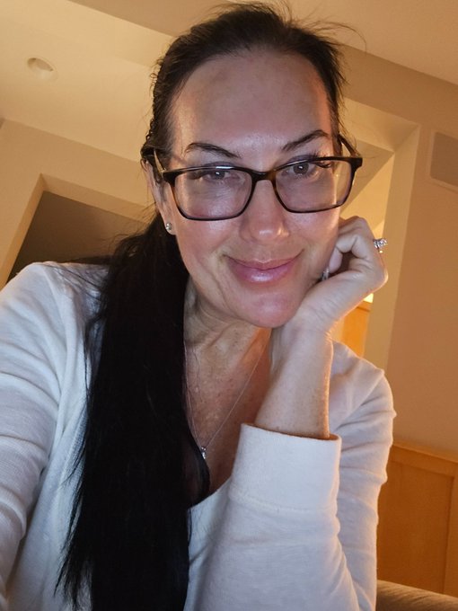 Natural or dolled up? Do you guys like to see more daily life pics or posed/glammed up? https://t.co<a href="/tag/superbowl"class="tags"><span>#superbowl</span></a>