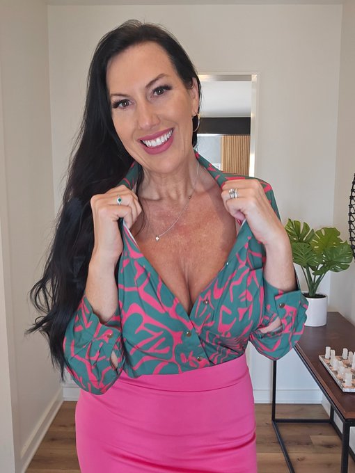 Natural or dolled up? Do you guys like to see more daily life pics or posed/glammed up? https://t.co<a href="/tag/superbowl"class="tags"><span>#superbowl</span></a>