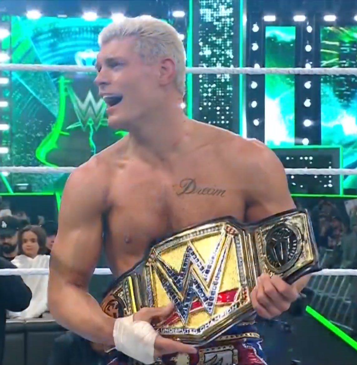 #CODYRHODES HAS DETHRONED #ROMANREIGNS! 

@CODYRHODES IS THE NEW UNDISPUTED #WWE UNIVERSAL CHAMPION! #WrestleMania