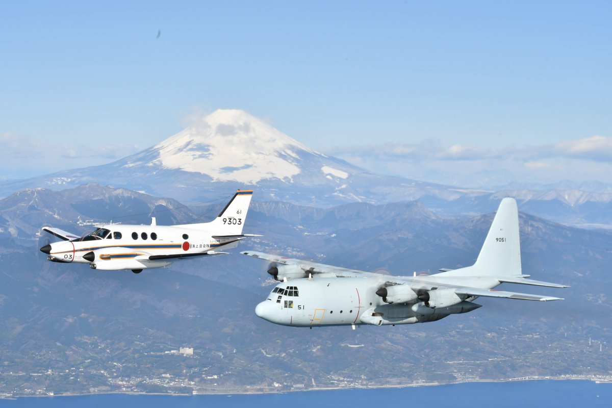 航空集団直轄の第６１航空隊による空撮です。輸送機Ｃ－１３０Ｒと連絡機ＬＣ－９０が雪帽子を被った　＃富士山　とともに写る様子は、このままどこまでも真っ直ぐに進んでいけそうな堂々とした風格を感じ取ることができるのではないでしょうか。
＃海上自衛隊　＃航空写真