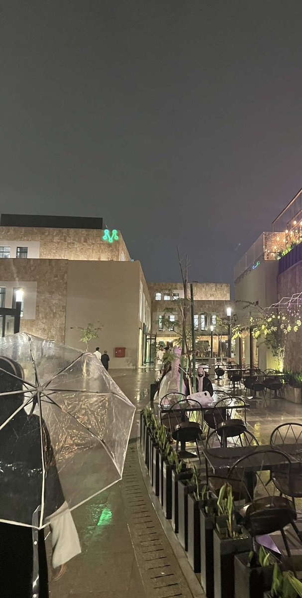 0sa1_'s tweet image. سناب العائلة الليلة: برعاية زولي الحسن وأنا اتمخطر بمظلتي