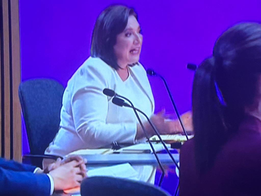 Con Xóchitl Presidenta los recursos para obras faraónicas serán para más y mejores escuelas; más y mejores hospitales y medicinas garantizadas para quien lo necesite.
#DebateConX #DebatePresidencial