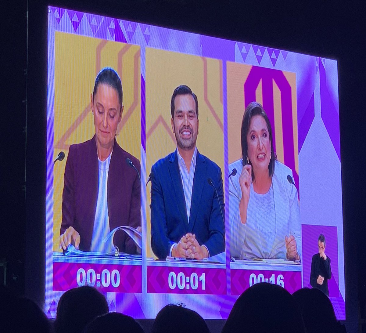 nohemi505's tweet photo. Yo bien feliz en la exposición en la que no aporté nada #DebateINE https://t.co/UNEI7xlI9D