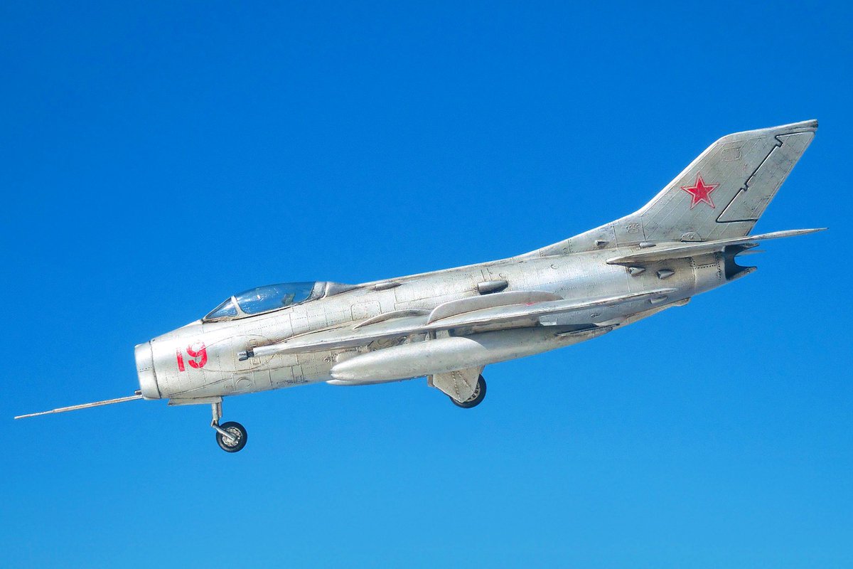 ztz3oo's tweet photo. KP 1/72 #MiG19
続いては空撮ショット。シュッと後方に流れる後退翼のトビウオみたいなスタイルと色んなところからニョキニョキ突き出たフィンやらダクトがレトロSF風味でめっちゃ魅力的な機体です✨ https://t.co/xJJxXMX5M5