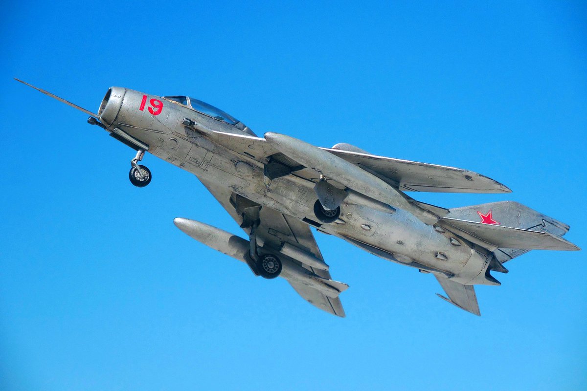 ztz3oo's tweet photo. KP 1/72 #MiG19
続いては空撮ショット。シュッと後方に流れる後退翼のトビウオみたいなスタイルと色んなところからニョキニョキ突き出たフィンやらダクトがレトロSF風味でめっちゃ魅力的な機体です✨ https://t.co/xJJxXMX5M5
