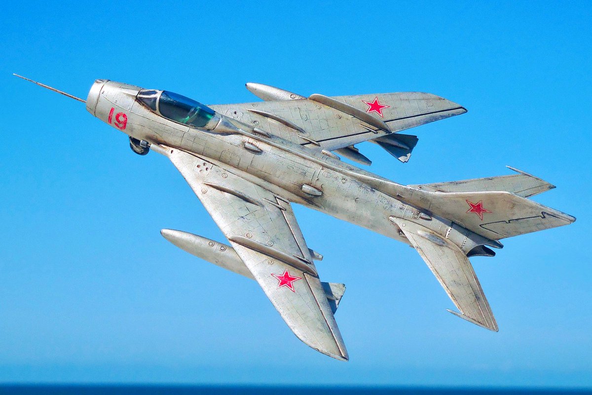 ztz3oo's tweet photo. KP 1/72 #MiG19
続いては空撮ショット。シュッと後方に流れる後退翼のトビウオみたいなスタイルと色んなところからニョキニョキ突き出たフィンやらダクトがレトロSF風味でめっちゃ魅力的な機体です✨ https://t.co/xJJxXMX5M5