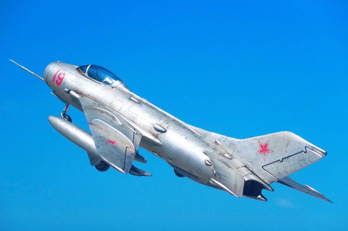 ztz3oo's tweet photo. KP 1/72 #MiG19
続いては空撮ショット。シュッと後方に流れる後退翼のトビウオみたいなスタイルと色んなところからニョキニョキ突き出たフィンやらダクトがレトロSF風味でめっちゃ魅力的な機体です✨ https://t.co/xJJxXMX5M5