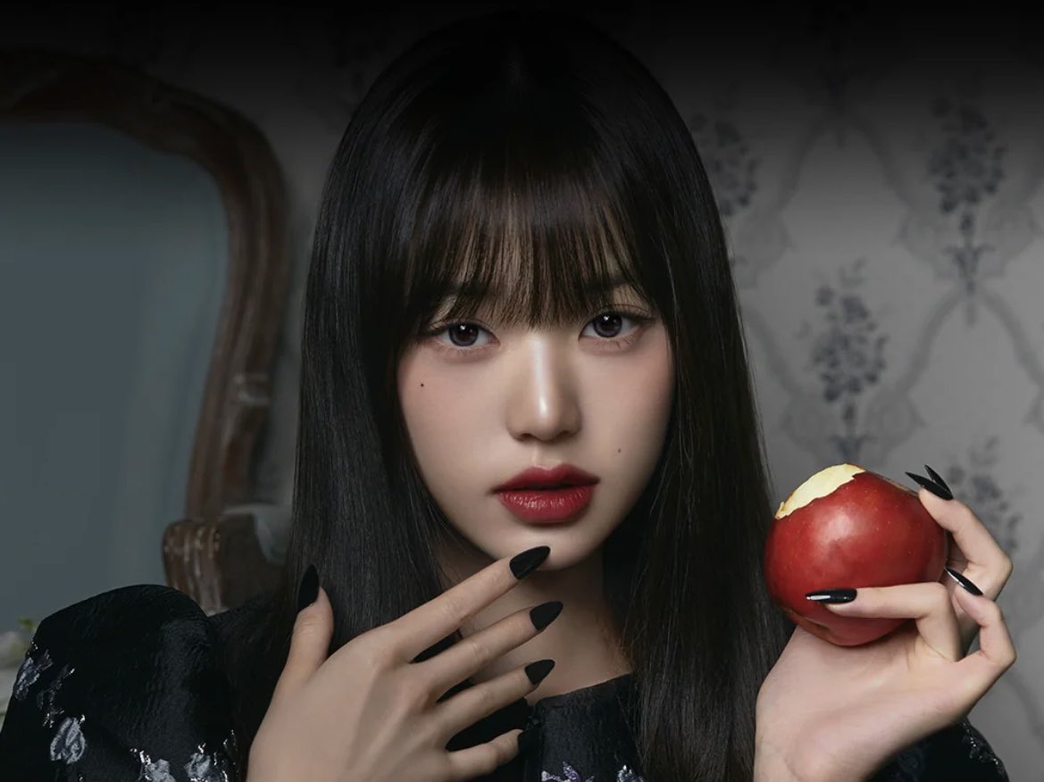 wonyobeloved's tweet photo. we got both snow white and the witch in the same photoshoot…she’s crazy really https://t.co/jz2iDnmXjH