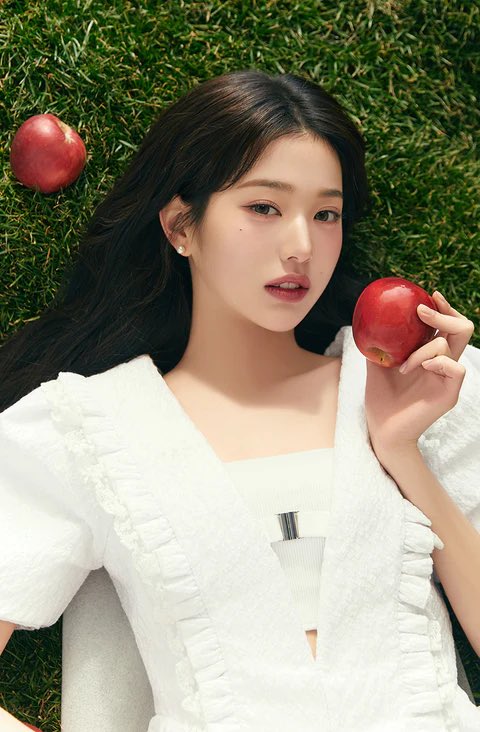 wonyobeloved's tweet photo. we got both snow white and the witch in the same photoshoot…she’s crazy really https://t.co/jz2iDnmXjH