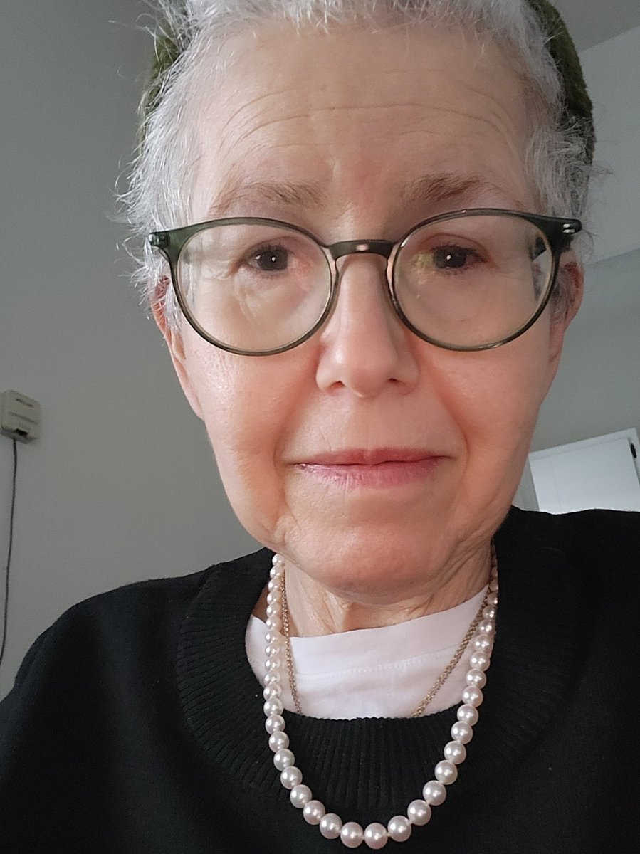 YoyiRoots4Hoops's tweet image. It has been an insane weekend!  My best pearls slipped down the drain:the capable young woman who knows of more household hints than #Heloise fished them out!Too much excitement,w/the #NCAAWBB decided:Congrats to @GamecockWBB!What a coach in @dawnstaley! @UConnMBB/@BoilerBall 🤔?