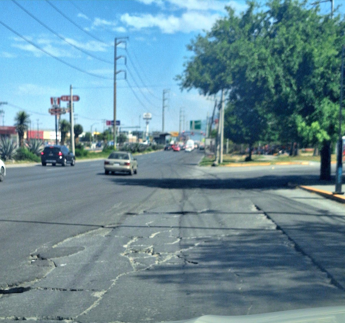 diana2tweet's tweet photo. #MEGABACHES en lateral Av. Lincoln entre Cumbres del Sol y Paseo de Cumbres!!!   #cumbres #mtypte #baches #Vialidad 
@Cicmty @ServPublicosMty @Mty_Leones @MtyFollow @mtygob @CumbresMty https://t.co/wmSvXgr7GY