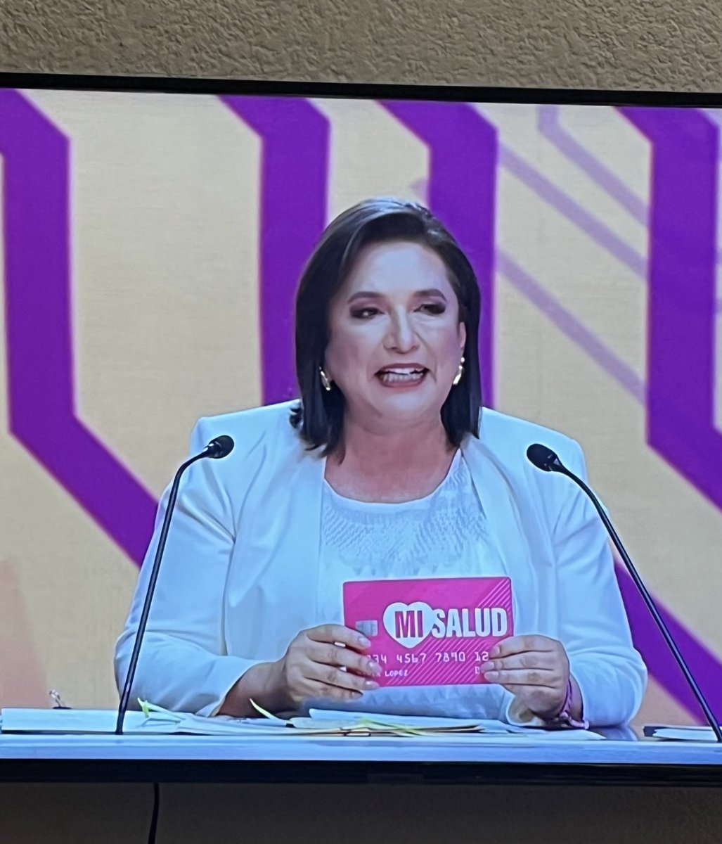 luzyolanda09's tweet photo. Chochil esta tarjeta como va a caber en mi cartera? 😁😁😁 #debateine https://t.co/I1WMFDNjlQ
