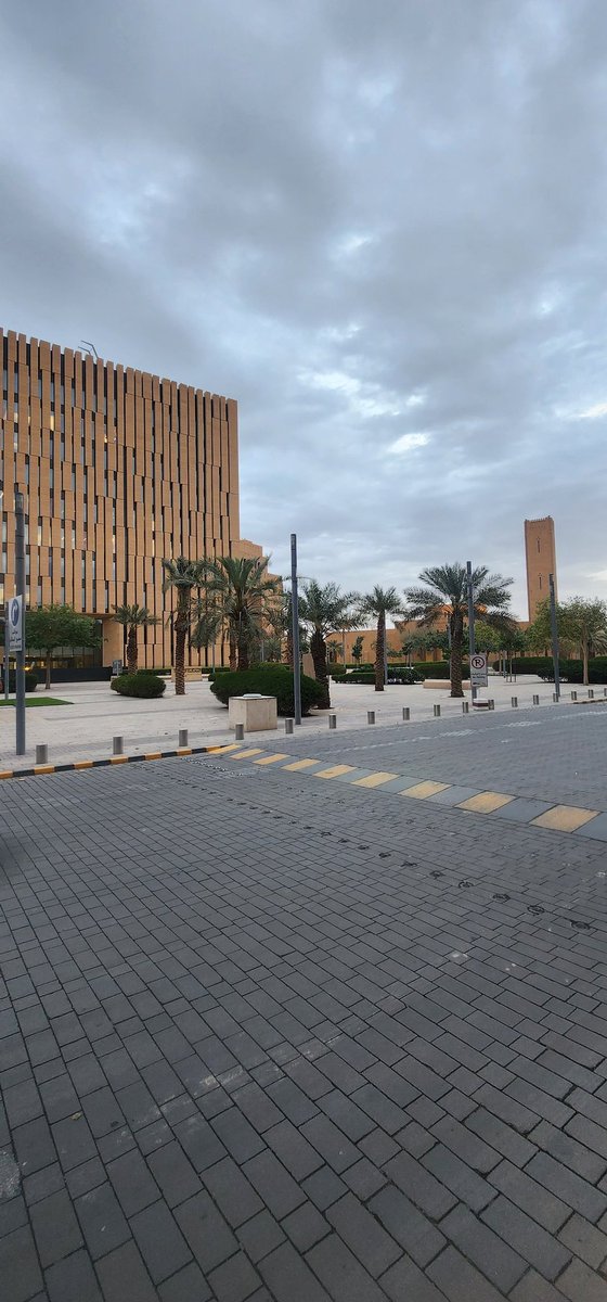 iMemories_SA's tweet photo. صور من الجهة الجنوبية لحي دخنة في الرياض القديمة وتظهر مباني المحاكم والدوائر الشرعية.
حي دخنة في السابق مقر العلم وطلبة العلم والعلماء.... واليوم مكان الفقه والقضاة والقضاء
🇸🇦🇸🇦🇸🇦🇸🇦 https://t.co/kryVQB5Mec
