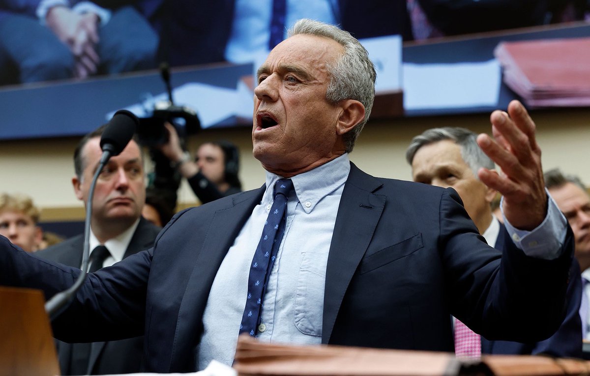 LeadingReport's tweet photo. BREAKING: Robert F. Kennedy Jr.’s response to being called a “conspiracy theorist.” 

“I’ve been around long enough that I question everything that the government tells me. And I think people who don’t question what the government tells them are not paying attention.” https://t.co/M2KYBCwZZ3