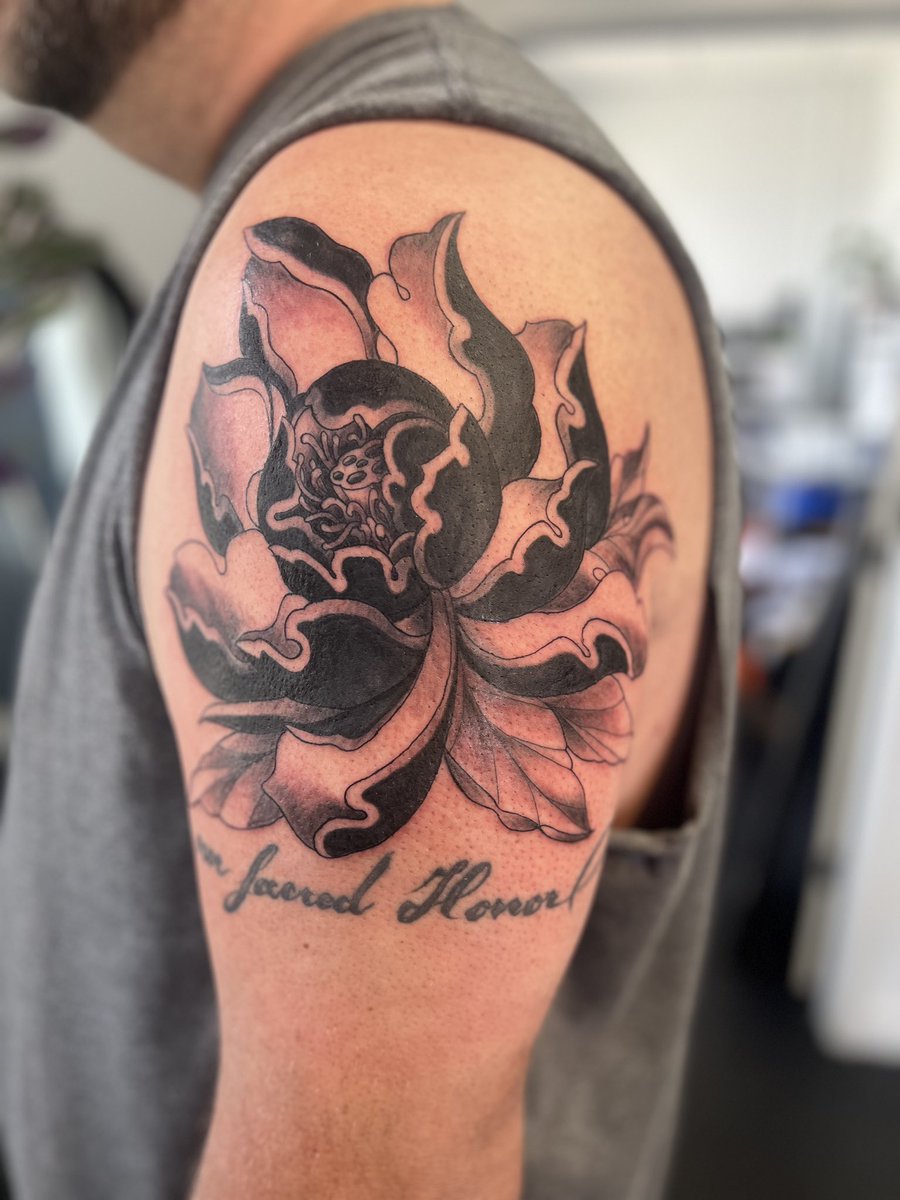 StephenGenerous's tweet image. Added this black lotus flower to my tattoo collection today.  I wanted a piece people in the community would see and understand but wasn’t the Chris Rush Art