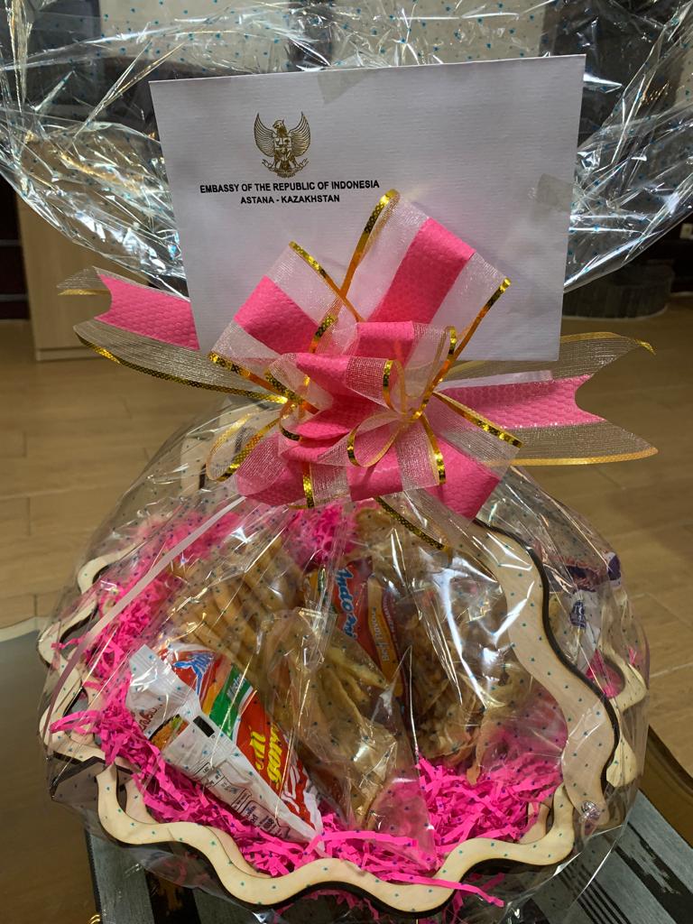 Indonesian Embassy's hampers @nursultan_kbri Selamat Hari Raya Idul Fitri 1445 H. Mohon maaf lahir dan batin ! ~ #DubesRIKazakhstanTajikistan #IniDiplomasi #RintisKemajuan @Kemlu_RI #KBRIAstanaMajuIndonesiaMaju #KBRIAstanaTheServingEmbassy @PEDOMAN_id